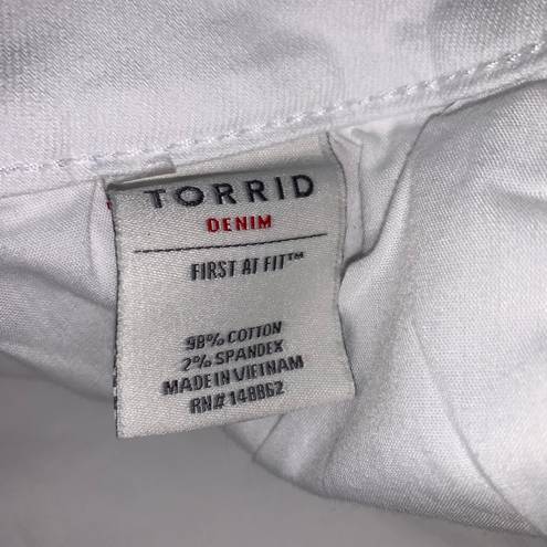 Torrid womens white shorts bermuda size 22