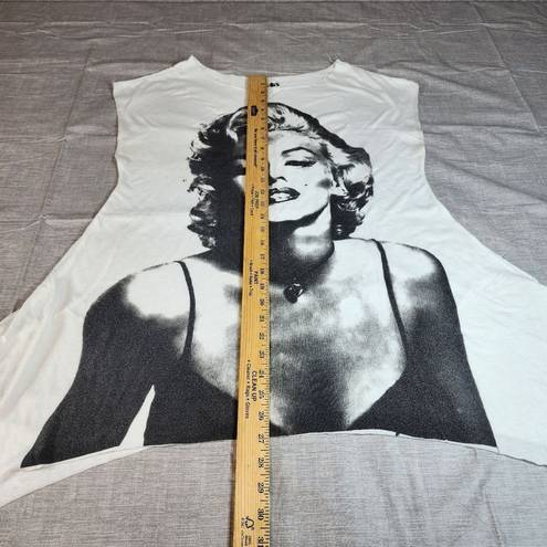 Marilyn Monroe  Womens Top Ingear Size Medium Shark Bite Hem Short Cap Sleeve