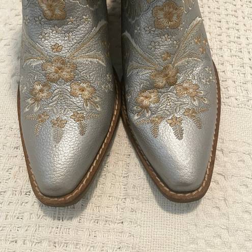 Dingo  Primrose floral embroidery silver western snip toe boots SHELF 8035