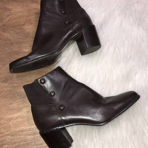 Nicole Miller  vintage size 6M brown ankle boots/booties