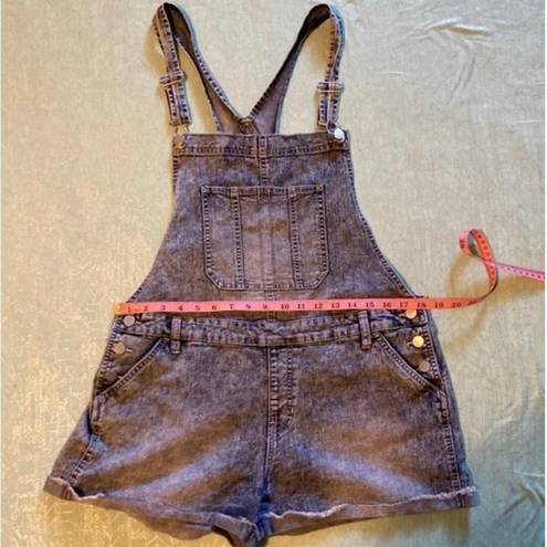 No Bo  Relaxed Fit Jean short overalls. Five pockets. Loops for belt. Size XL.