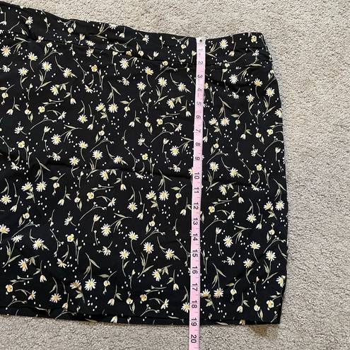 Briggs New York BRIGGS Black All Over Daisy Floral Print Skort | Size 22W