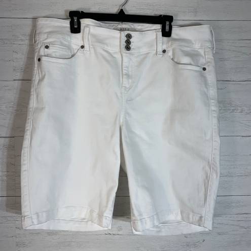 Torrid womens white shorts bermuda size 22