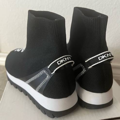 DKNY  Sport Sneaker, Black & White Size 9.5M New in Box