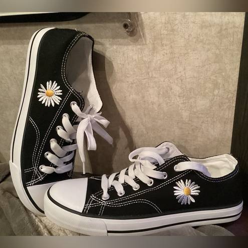 Daisy NWOT Black & White ZY Canvas Shoes.  Flower Embroidery, Size: US 11 / EU 42