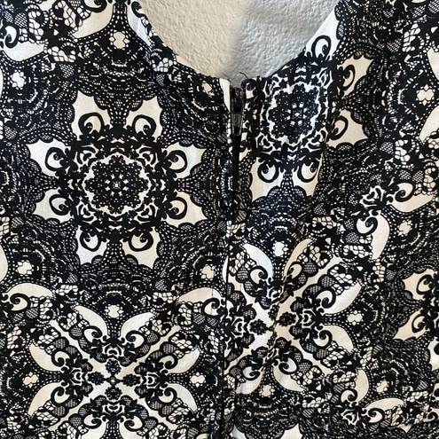 Torrid  Women’s Black & White Lace Print Peplum Top Size 0