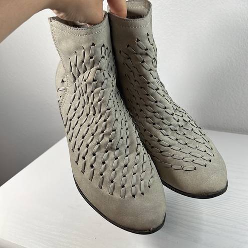 blowfish  Malibu Gray Weaved Suede Booties Size 9