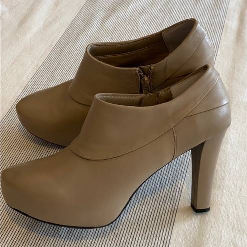 Me Too ❤️3/$20 Sale!❤️  “Laser” Beige Taupe Heeled Booties 10M