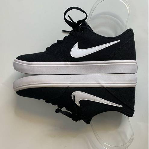 Nike SB Check Solarsoft Canvas Skate Shoes
921463-010
Women’s 7.5 Black/White