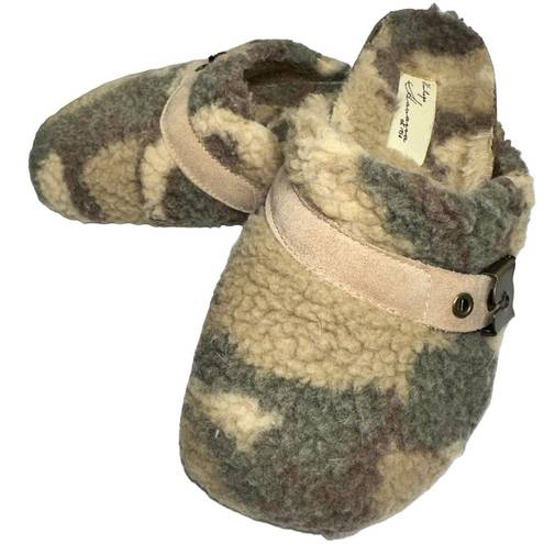 Vintage Havana  Women’s 6.5 Green Tan Multi Camouflage Ricky Fuzzy Fleece Clogs