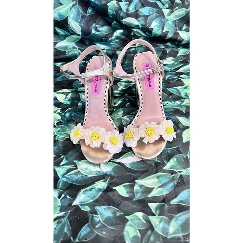 Betsey Johnson  FLOWER DAISY SODONA HEELS SANDALS WOMENS SZ 5