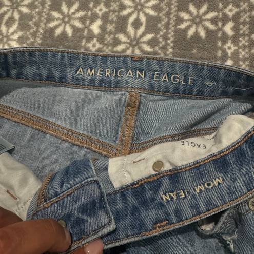 American Eagle high waisted Mom Jean Ripped Knee 3064 Size 10