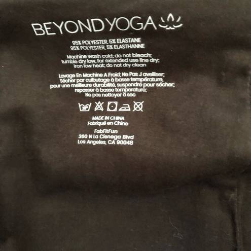 Beyond Yoga  black pocket infinity scarf NWT