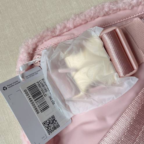 Lululemon everywhere belt bag 1L fleece pink/gold