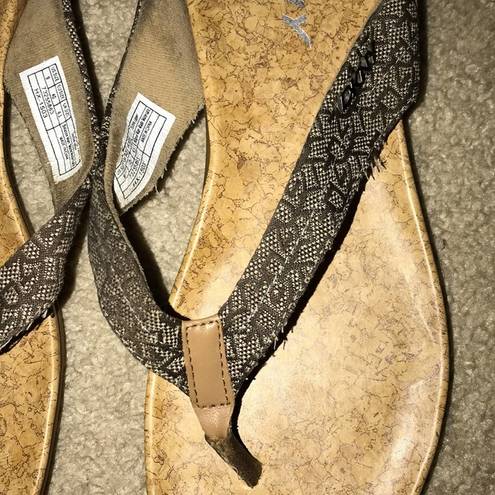 DKNY  SARASOTA DARK & LIGHT BROWN THONG SANDALS SIZE 9