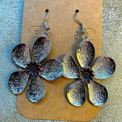 Daisy 1223 - NWOT mixed metal  floral earrings