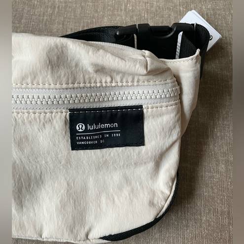 Lululemon Clean Lines Belt Bag 2L - White Opal