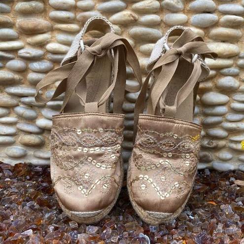 Hot Kiss  SPARKLY GOLD WEDGE HEEL ESPADRILLES Sz 7 with wrap around tie straps.