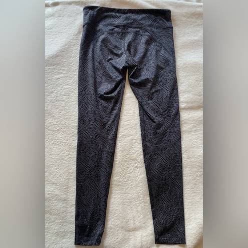 L.L.Bean  Women’s Gray Spiral Patterned Activewear Leggings - Size Small