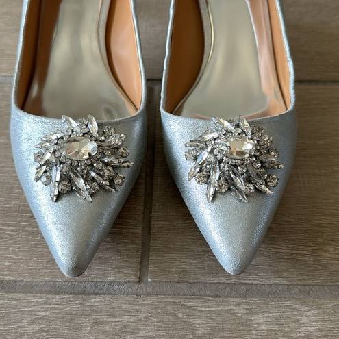 Badgley Mischka  Silver Metallic Leather Crystal Embellished Heels Size: 8