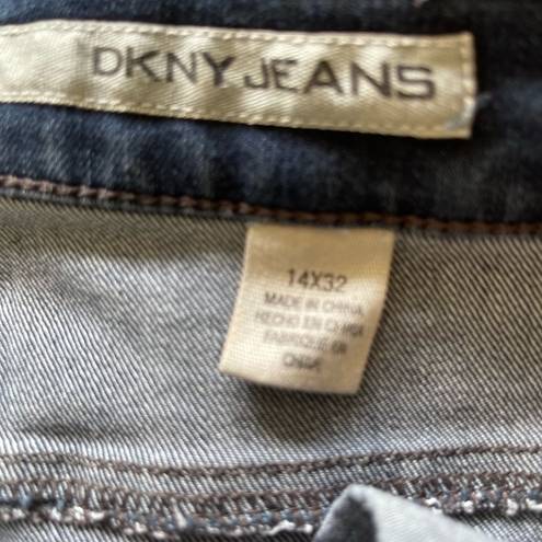 DKNY 𝅺 women’s medium wash jeans Size 14 Good used condition.