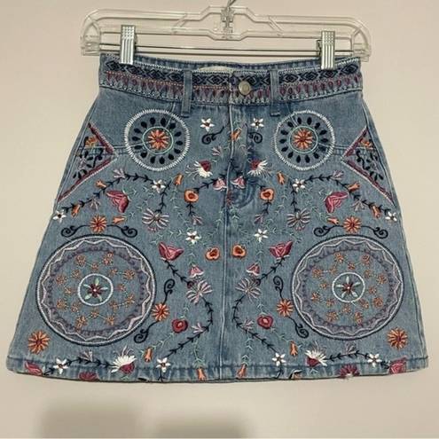 Krass&co Denim  floral embroidered boho light wash jean mini skirt size 2