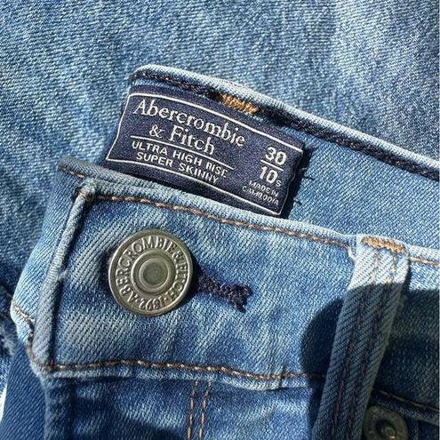 Abercrombie & Fitch 30/10S Abercrombie Skinny Jean with Frayed Ankle