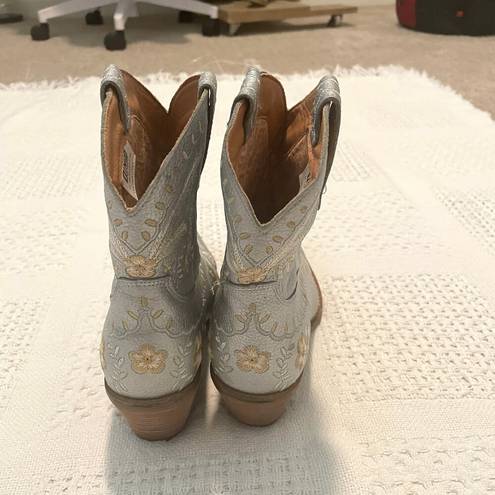 Dingo  Primrose floral embroidery silver western snip toe boots SHELF 8035