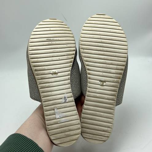 Coconuts by Matisse  slip on sandals grey pebbled size 7