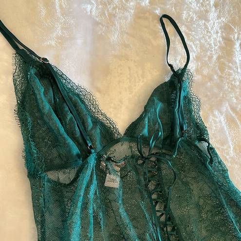 Victoria's Secret ✨ VTG Victoria’s Secret Emerald Green lace slip with gold details in M