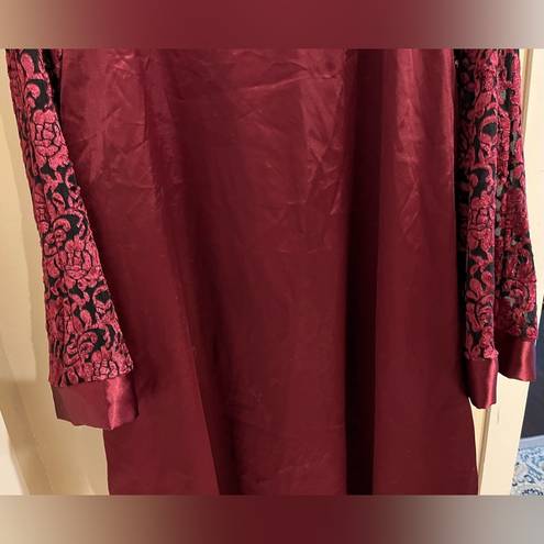 Delicates Sophia By  Woman Size 2x Sexy Burgundy Kimono Robe Silky