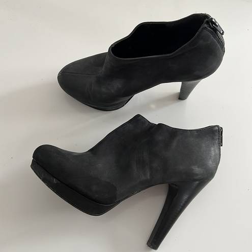 Jessica Simpson  Black rounded toe side zip booties 9