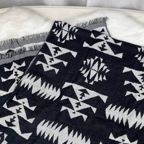 Forever 21 ❄️ Black White Southwestern Print Blanket Scarf Double Sided 2 in 1 