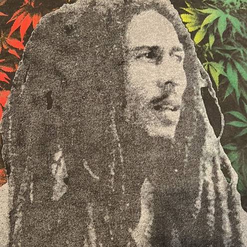 Aura NWOT  Rootwear Bob Marley Natural Mystic T-shirt says sz L more like a M