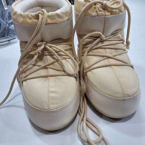 The Moon  BOOT Icon Low Nylon Boot in Cream