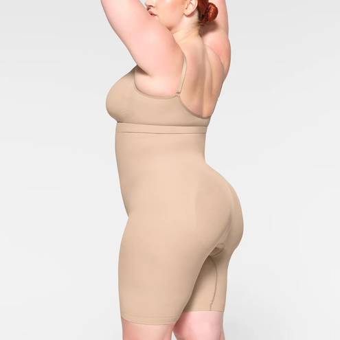 SKIMS  Seamless Sculpt Mid Thigh Short Shapewear in Mica Size Medium