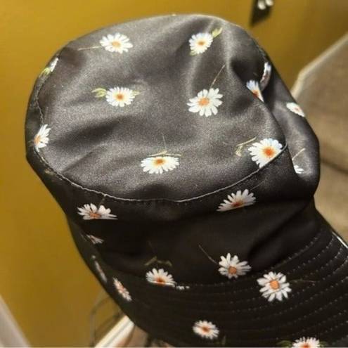 Alice + Olivia  NEW Super cute reversible daisy bucket hat, designer, spring