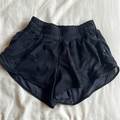 Lululemon  hotty hot shorts in black camo 2.5 inseem size 2