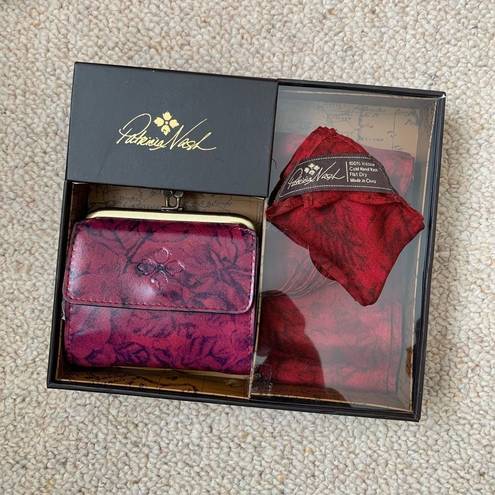 Patricia Nash NEW IN BOX  Astor Wallet and Scarf Gift Set in Etched Roses