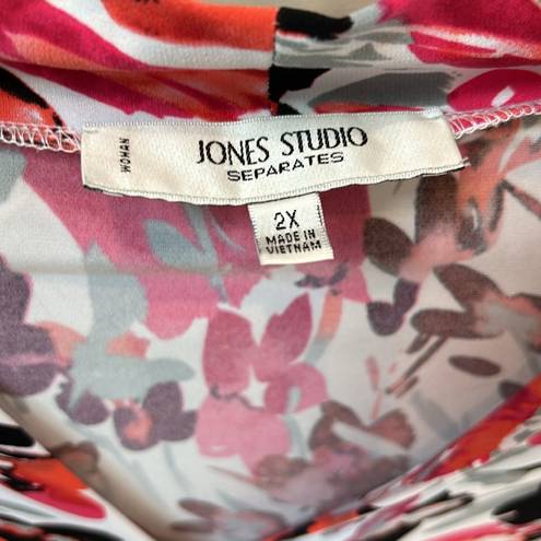 Jones Studio  Woman’s size 2X stretchy v-neck blouse
