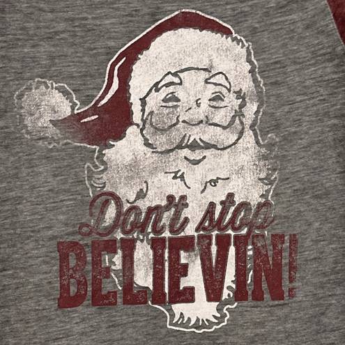 Well Worn DONT STOP BELIEVIN SANTA CHRISTMAS BURNOUT GRAPHIC GREY MAROON TEE SHIRT XS