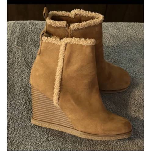 Wonderly NWB  Wedge Heel Booties Size 9 Women tan suede Zip Up