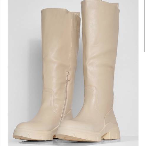 Boohoo  Waved Sole Chunky Knee High Boot in Cream Size US7 38