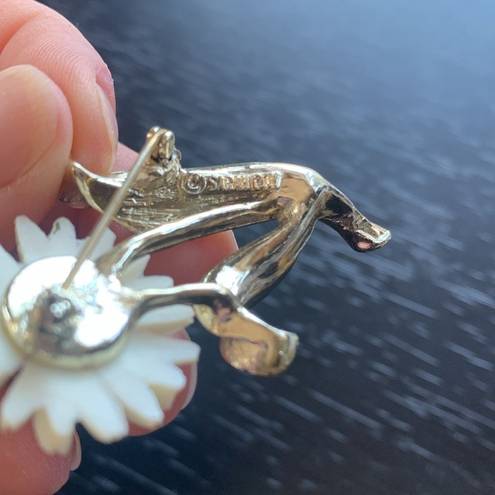 Daisy Vintage Sara Coventry  Brooch Pin