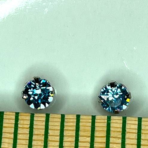 Swavorski NWT Swarovski Crystal Blue solitaire earrings. Laura Janelle Cousin SLEEK stud