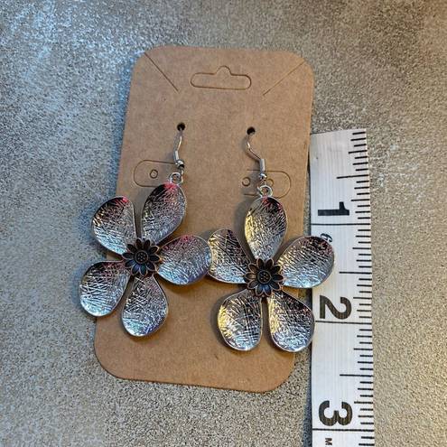 Daisy 1223 - NWOT mixed metal  floral earrings