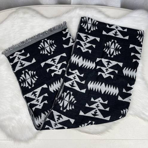 Forever 21 ❄️ Black White Southwestern Print Blanket Scarf Double Sided 2 in 1 