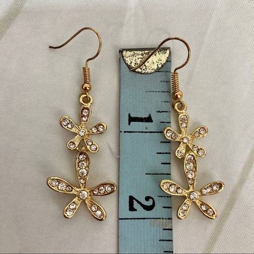 Daisy Gold tone rhinestone floral dangle earrings,  flower fashion jewelry