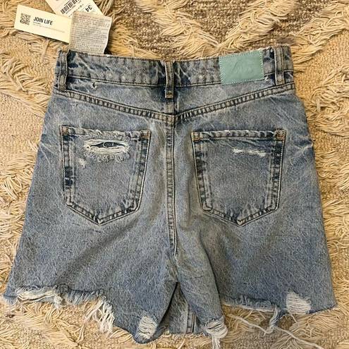 ZARA  HIGH RISE RIPPED DENIM SHORTS!