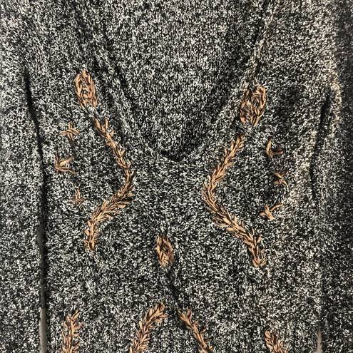 BKE  Embroidered V-Neck Gray Pullover Sweater Size Medium